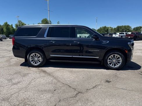Used 2023 GMC Yukon XL SLT w/ SLT Premium Package AWD/4WD image 4