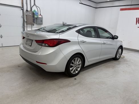 Used 2015 Hyundai Elantra SE w/ Option Group 02 FWD image 4