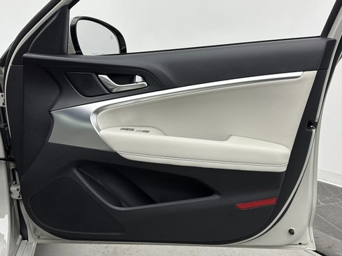 Used 2025 Genesis G70 2.5T image 34