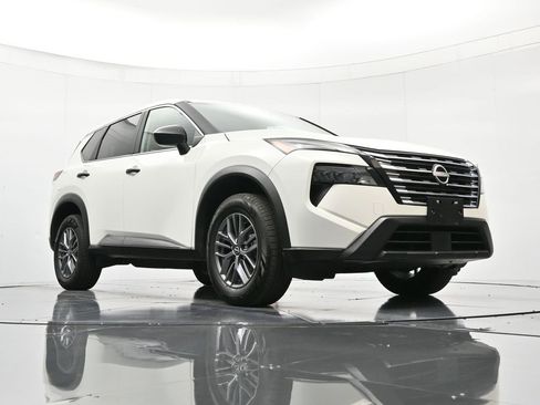 Used 2024 Nissan Rogue S image 37