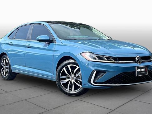 Used 2025 Volkswagen Jetta SE FWD image 3