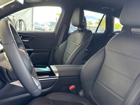 Used 2025 Mercedes-Benz GLC 300 4MATIC image 5