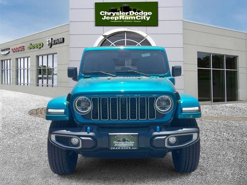 Used 2024 Jeep Wrangler Unlimited Sahara w/ Technology Group AWD/4WD image 2