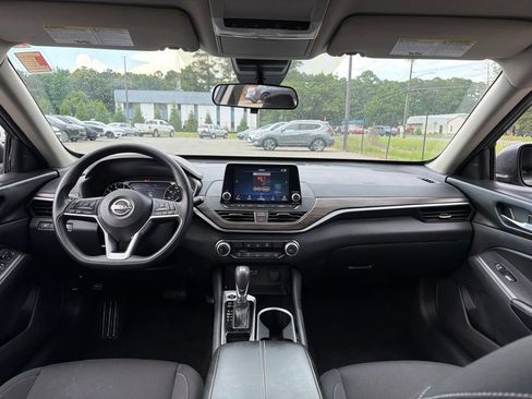 Used 2024 Nissan Altima 2.5 SV FWD image 7