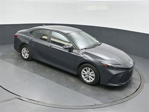 Used 2025 Toyota Camry LE image 28