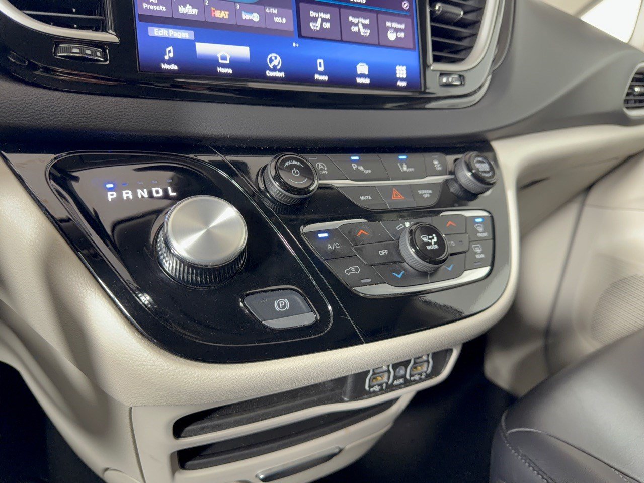 Used 2024 Chrysler Pacifica Touring-L FWD image 21