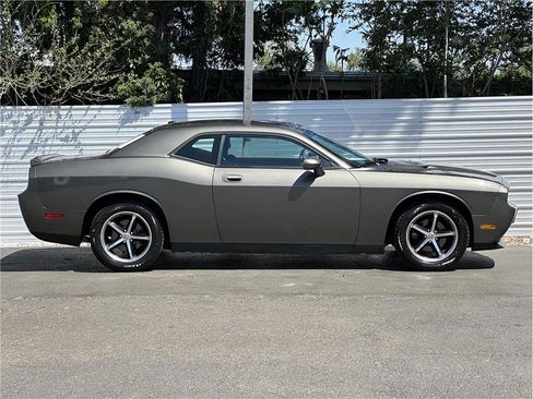 Used 2010 Dodge Challenger SE RWD image 9