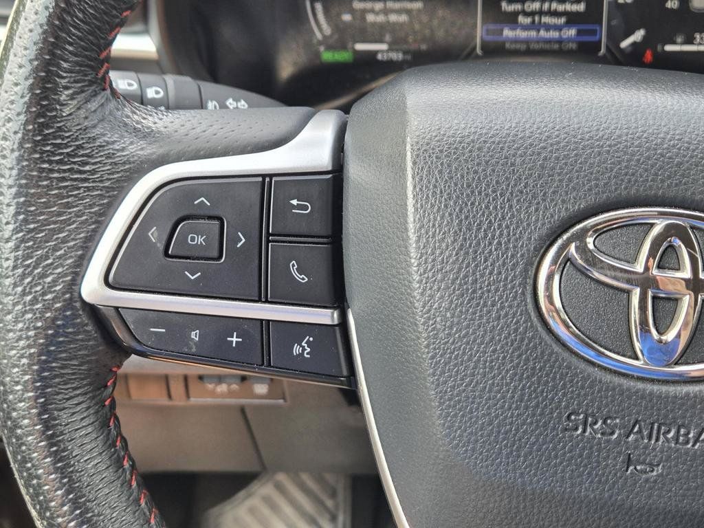Used 2025 Toyota Sienna XSE w/ XSE Premium Package FWD image 25