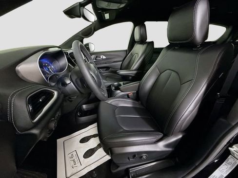 Used 2025 Chrysler Pacifica Select image 20