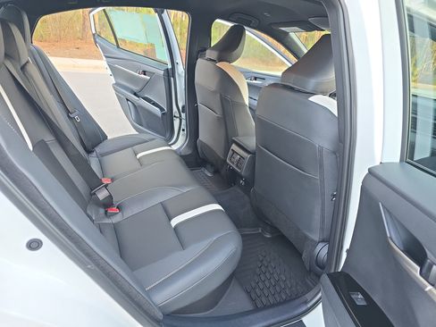 Used 2025 Toyota Camry SE image 11