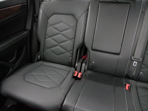 Certified 2024 Volkswagen Atlas SE image 12