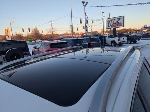 Used 2019 Jeep Cherokee Limited w/ Luxury Group image 9