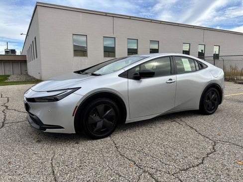 Used 2024 Toyota Prius LE image 3