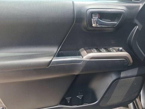 Used 2018 Toyota Tacoma TRD Off-Road AWD/4WD image 12