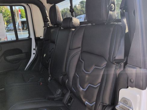 Used 2023 Jeep Gladiator Sport AWD/4WD image 13
