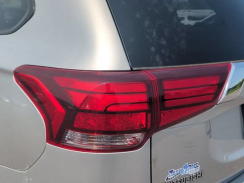 Used 2019 Mitsubishi Outlander ES AWD/4WD image 37