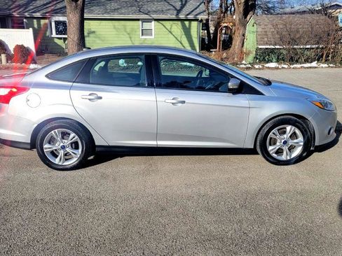Used 2013 Ford Focus SE w/ SE Winter Pkg image 2