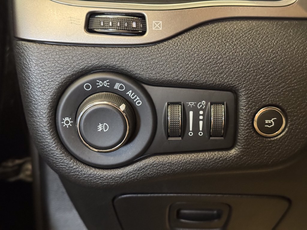 Used 2022 Jeep Cherokee Latitude Lux AWD/4WD image 18