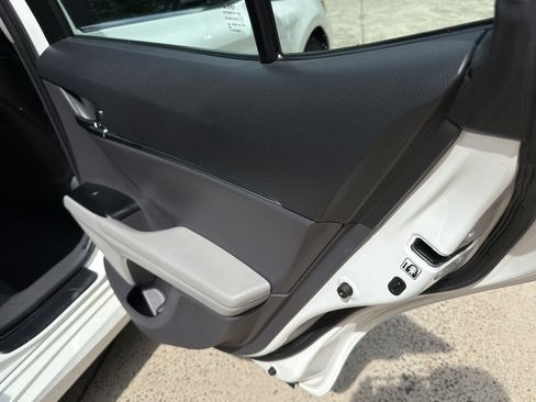Used 2018 Toyota Camry LE FWD image 16