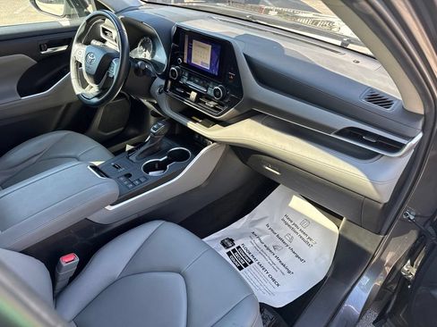 Used 2023 Toyota Highlander XLE FWD image 36