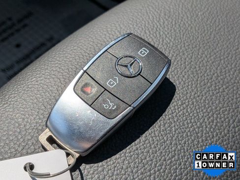 Used 2025 Mercedes-Benz GLB 250 4MATIC image 34