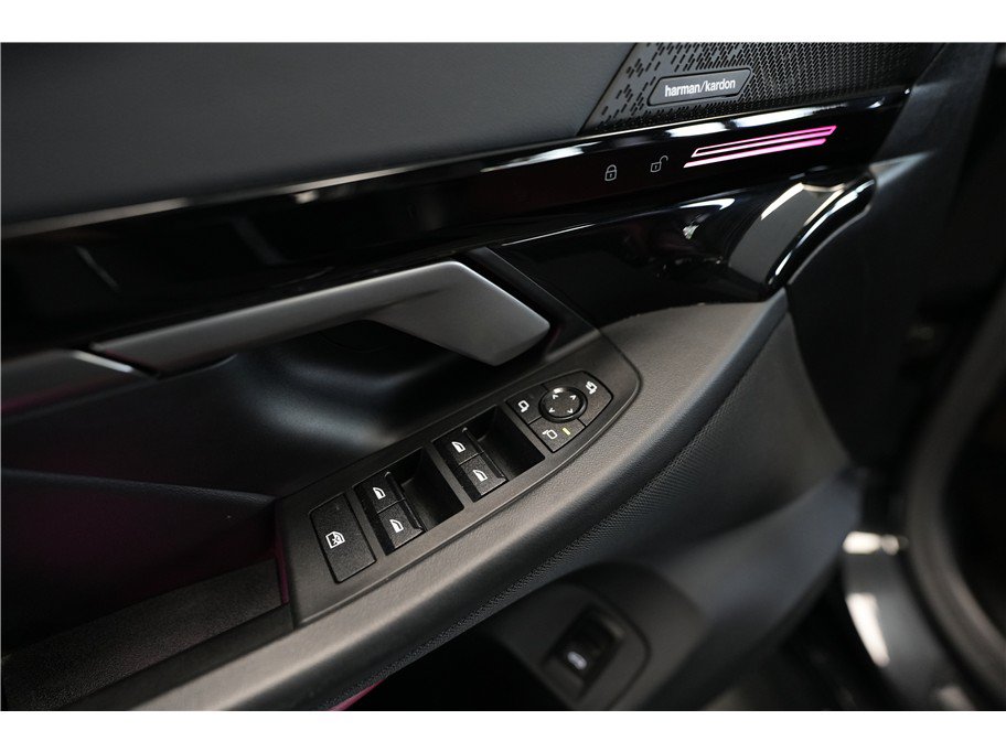 Used 2025 BMW 530i w/ M Sport Package RWD image 17