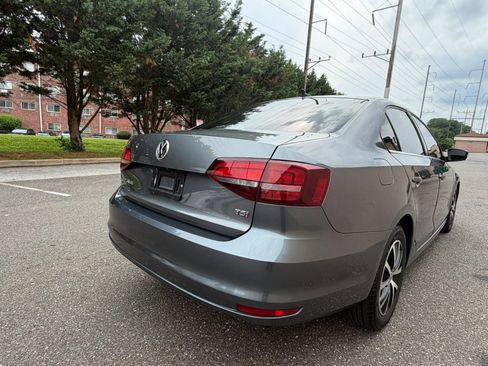 Used 2017 Volkswagen Jetta SE FWD image 7