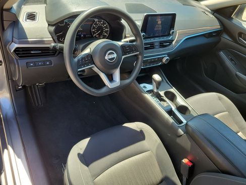Used 2025 Nissan Altima 2.5 SV FWD image 13