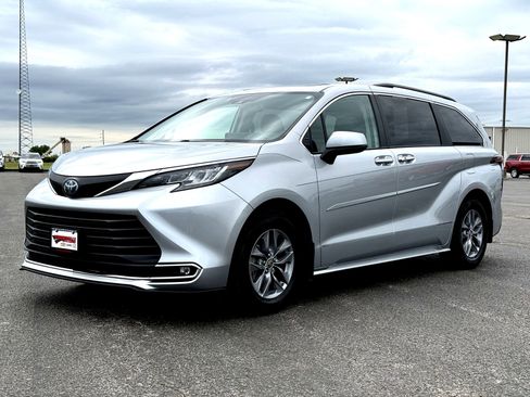 Used 2022 Toyota Sienna XLE w/ XLE Plus Package FWD image 7
