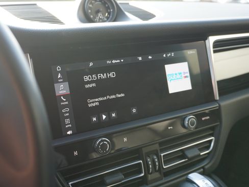 Certified 2022 Porsche Macan S AWD/4WD image 22