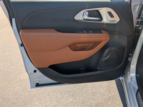 New 2026 Chrysler Pacifica Pinnacle image 9