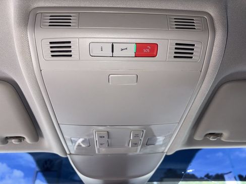 Used 2024 Volkswagen Taos SE w/ MDO Package FWD image 25