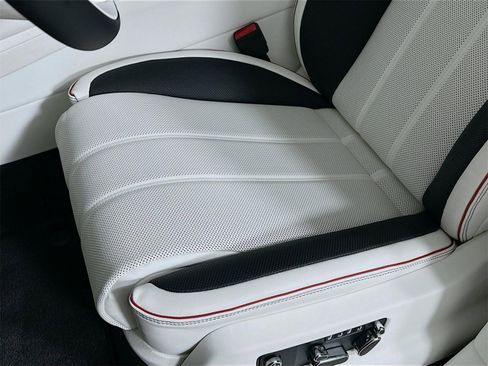 Used 2025 Bentley Bentayga image 14