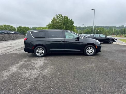 Used 2023 Chrysler Pacifica Touring-L FWD image 3