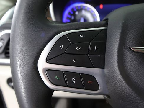 Used 2023 Chrysler Pacifica Limited FWD image 48