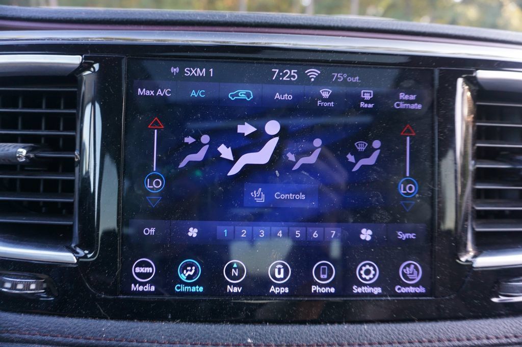 Used 2020 Chrysler Pacifica Limited FWD image 11