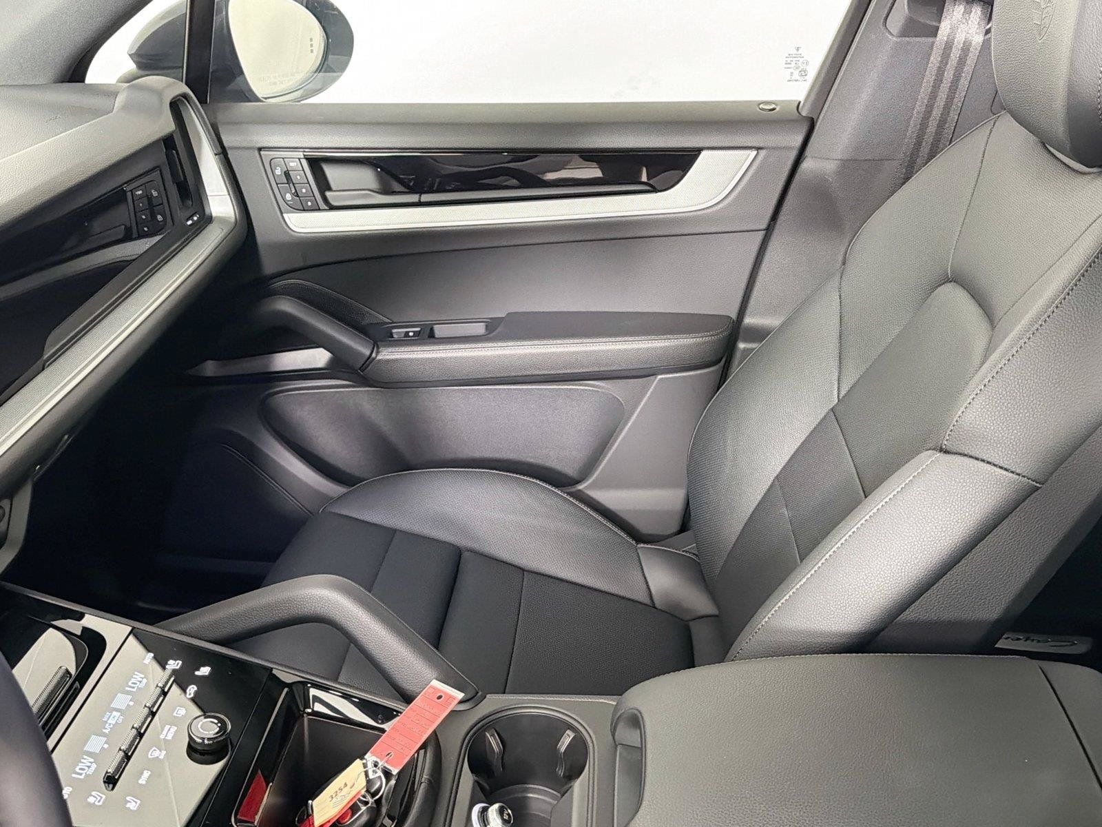 Certified 2025 Porsche Cayenne AWD/4WD image 29