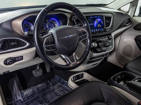 Used 2018 Chrysler Pacifica Touring-L image 4