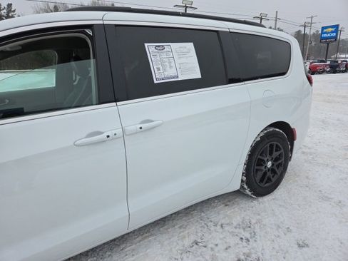 Used 2022 Chrysler Pacifica Touring-L image 33