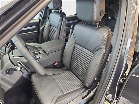 New 2025 Land Rover Discovery Dynamic SE AWD/4WD image 17