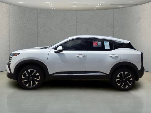 Used 2025 Nissan Kicks SR FWD image 2
