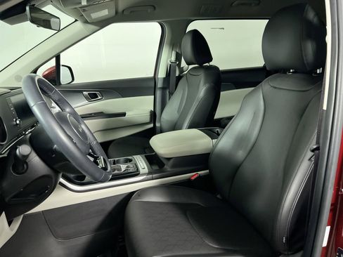 Used 2023 Kia Carnival LX FWD image 12