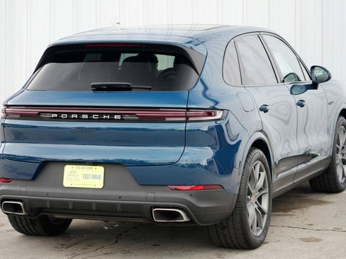 Used 2024 Porsche Cayenne w/ Premium Package image 58
