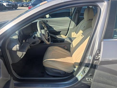 Used 2025 Hyundai Elantra SEL FWD image 13