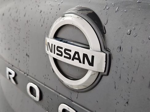 Used 2021 Nissan Rogue SV image 11