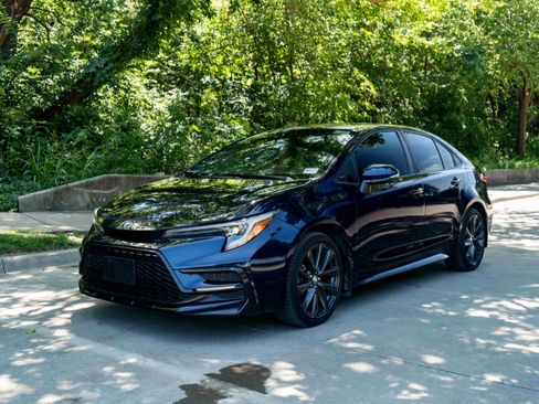Used 2023 Toyota Corolla SE w/ SE Premium Package FWD image 5