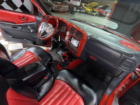 Used 2001 Chevrolet S10 Pickup LS w/ Preferred Equipment Group image 3