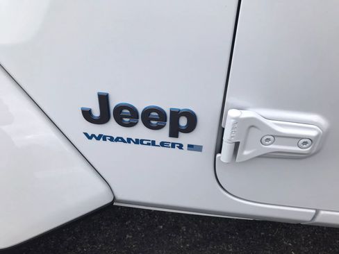 Used 2025 Jeep Wrangler Unlimited Sahara w/ Safety Group AWD/4WD image 42
