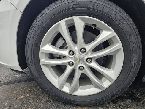 Used 2018 Chevrolet Malibu LT image 9