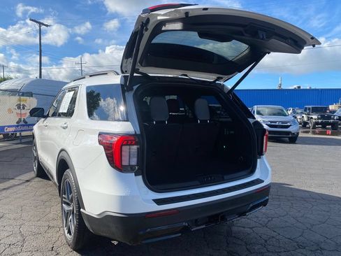 Used 2025 Ford Explorer ST-Line w/ ST-Line Street Pack AWD/4WD image 5